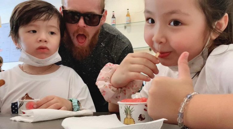 2 con Elly Trần ở cùng mẹ áo quần trau chuốt, ở với bố Tây ăn mặc bình dân, không giống con người nổi tiếng - 16