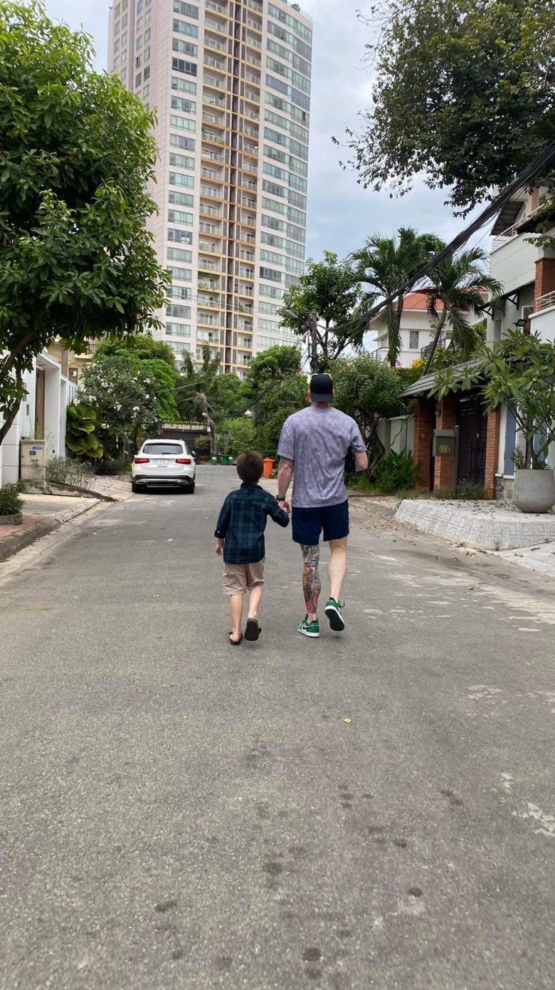 Alfie thường được ví von như phiên bản sao hoàn hảo của bố khi sở hữu dáng người cao ráo, làn da trắng ngần nên mặc gì cũng rất xinh trai.