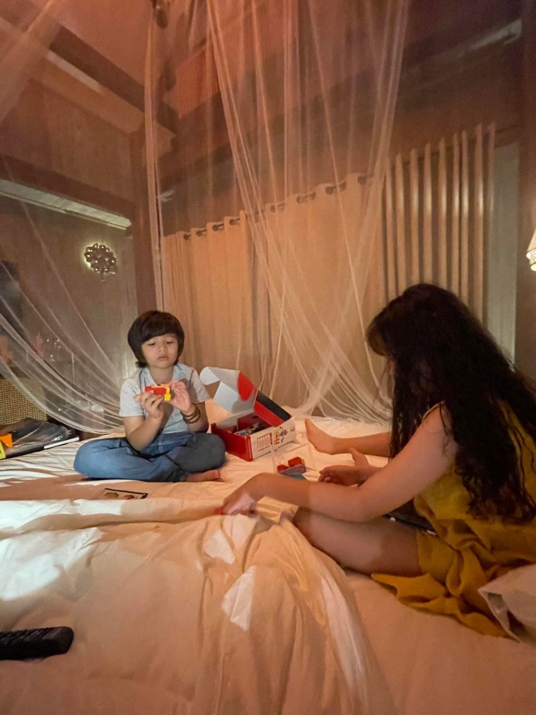 Những khoảnh khắc vui chơi đời thường của 2 chị em qua ống kính của bố. Có thể thấy, cặp nhóc tì đều ăn mặc khá đơn giản và ít trau chuốt hơn khi ở cùng mẹ.