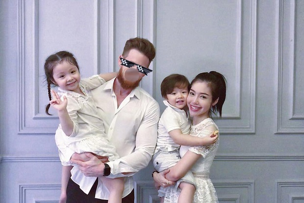 Bức ảnh chụp chung hiếm hoi của Elly Trần và ông xã hợp pháp của mình. Theo đó, hình ảnh bố của 2 thiên thần lai vô cùng to cao, vạm vỡ. Cả gia đình từng hạnh phúc diện đồ trắng hạnh phúc trong 1 khung hình như thế này đây.