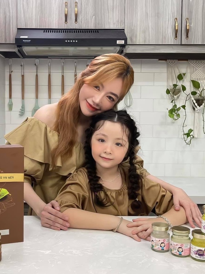 Những tấm hình của 2 chị em trên trang cá nhân của mẹ nổi tiếng có độ đầu tư công phu. Concept váy áo mỗi mùa Tết hay mỗi lần xuất hiện đều sang xịn mịn.