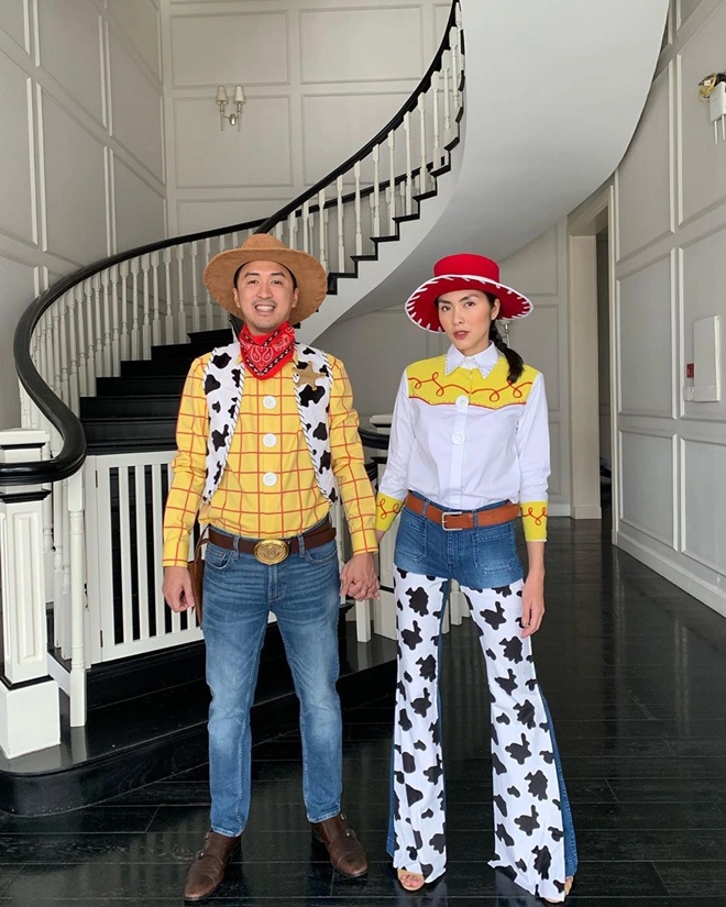 Cả 2 vợ chồng đều khá hạn chế sử dụng mạng xã hội để bày tỏ tình cảm hay chia sẻ về cuộc sống hôn nhân của mình.