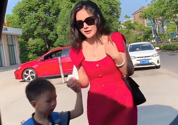 Khi xuất hiện cùng con cái, các bậc phụ huynh nên chú ý đến cách ăn mặc. (Ảnh minh họa)