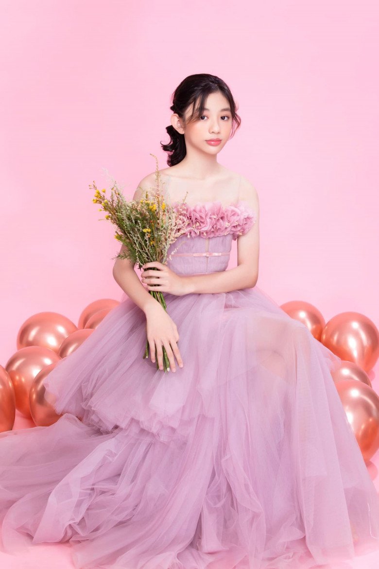 Hoa hậu Du lịch Việt Nam 2008 hào hứng chia sẻ bộ hình kỉ niệm tuổi mới của cô con gái thiếu nữ xinh đẹp.