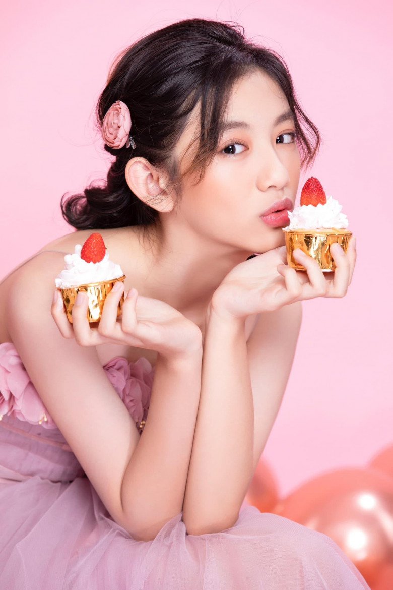 Chiko mới năm nào còn bé tí theo mẹ trong các sự kiện nay đã trổ mã. Hotgirl nhí được tút tát với layout make up màu hồng mix amp; match với concept chụp hình mộng mơ.