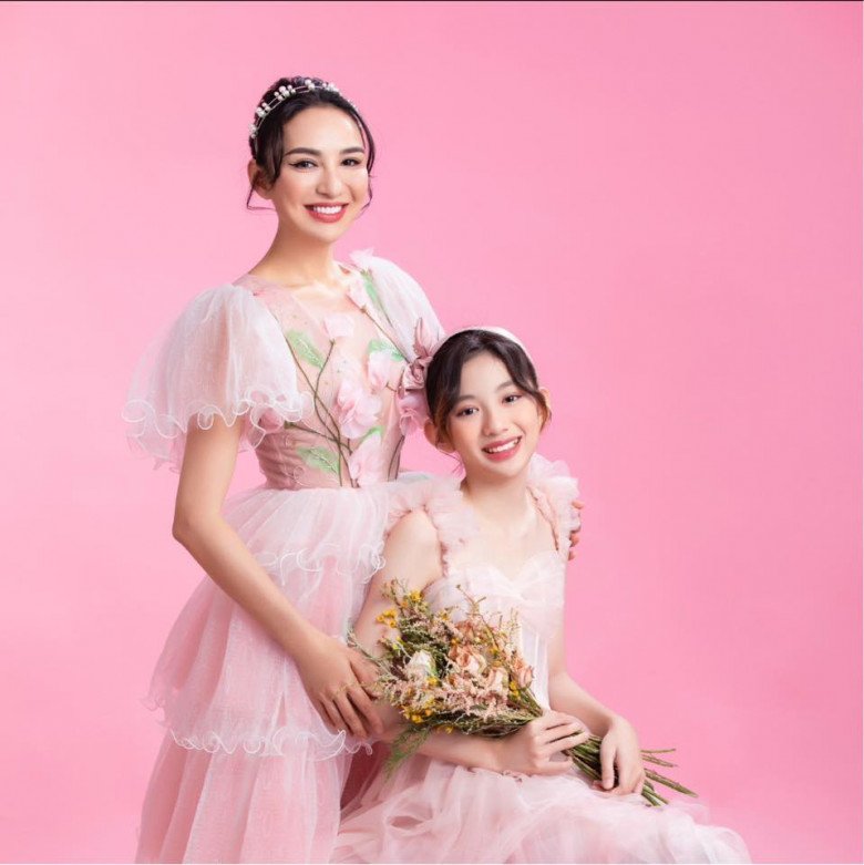 Ngọc Diễm và con gái đều chọn màu hồng pastel làm gam màu chủ đạo của sự kiện ăn mừng sinh nhật đặc biệt này. Khoảnh khắc khoe nụ cười tươi của 2 mẹ con nổi tiếng được khen trẻ trung và xinh như 2 chị em.