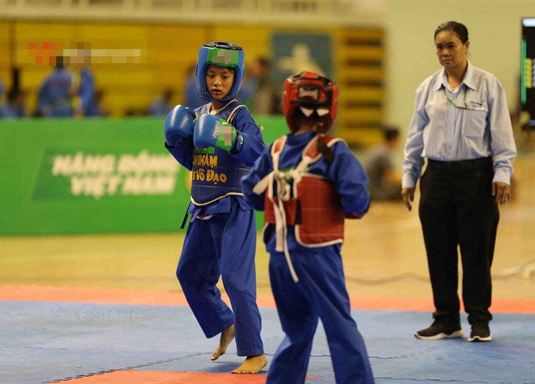 Các chuyển động liên quan đến võ thuật sẽ thử thách và xây dựng các kỹ năng vận động, sự linh hoạt, tốc độ phản xạ và sự khéo léo, giúp phát triển tính thể thao của trẻ. Điều này sẽ khiến trẻ yêu thích vận động và các môn thể thao hơn, góp phần giúp trẻ có lợi thế và đạt được thành tích cao trong các hoạt động thể chất khác. 