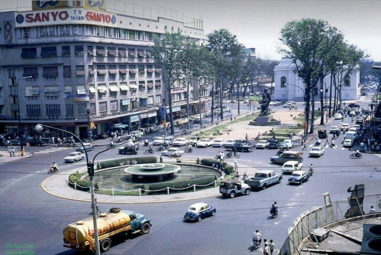 Một khu vực sầm uất với trung tâm thương mại, nhà cao tầng, đường xá rộng rãi tại quận 1 của Sài Gòn xưa