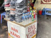 Tin tức - Hà Nội: Quán trà đá, tạp hoá tranh thủ bán xăng lẻ "kiếm thêm"