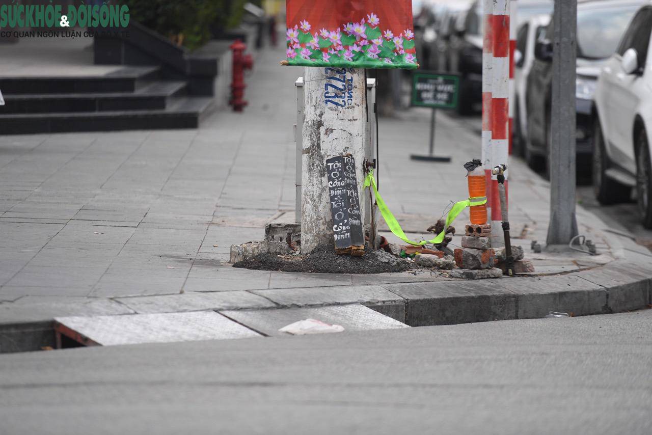 Trên một số tuyến phố như Tôn Đức Thắng, Cát Linh, Trịnh Hoài Đức người đi đường không khó để bắt gặp những chai xăng được bày trên vỉa hè, gốc cây hay cột điện.