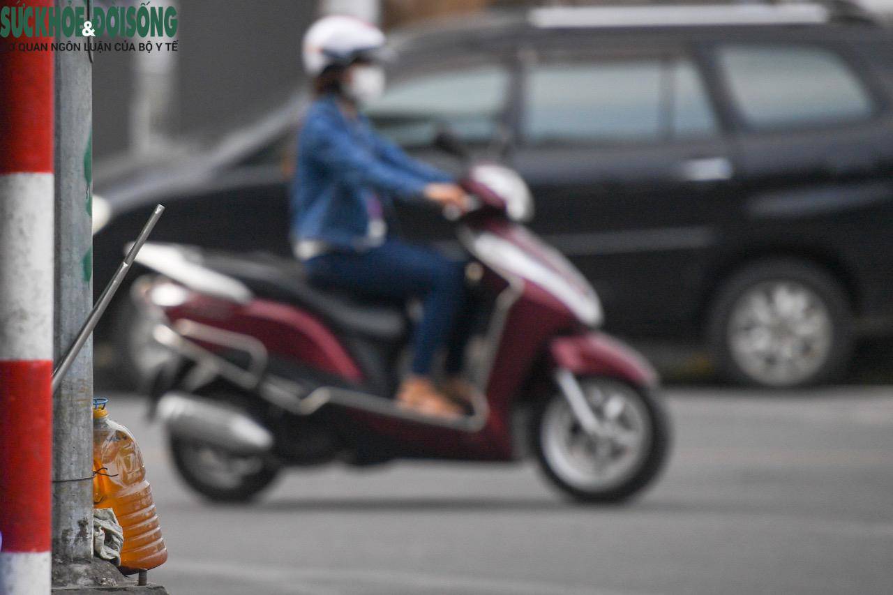 Chai xăng treo lủng lẳng bên cột điện chào mời khách hàng.