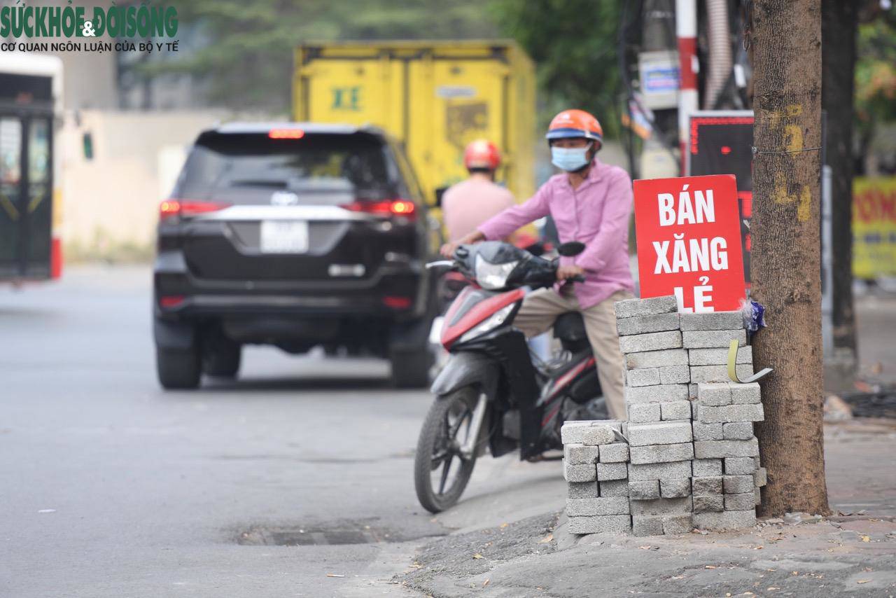 Các quán tạp hoá cũng tranh thủ treo biển bán xăng lẻ.