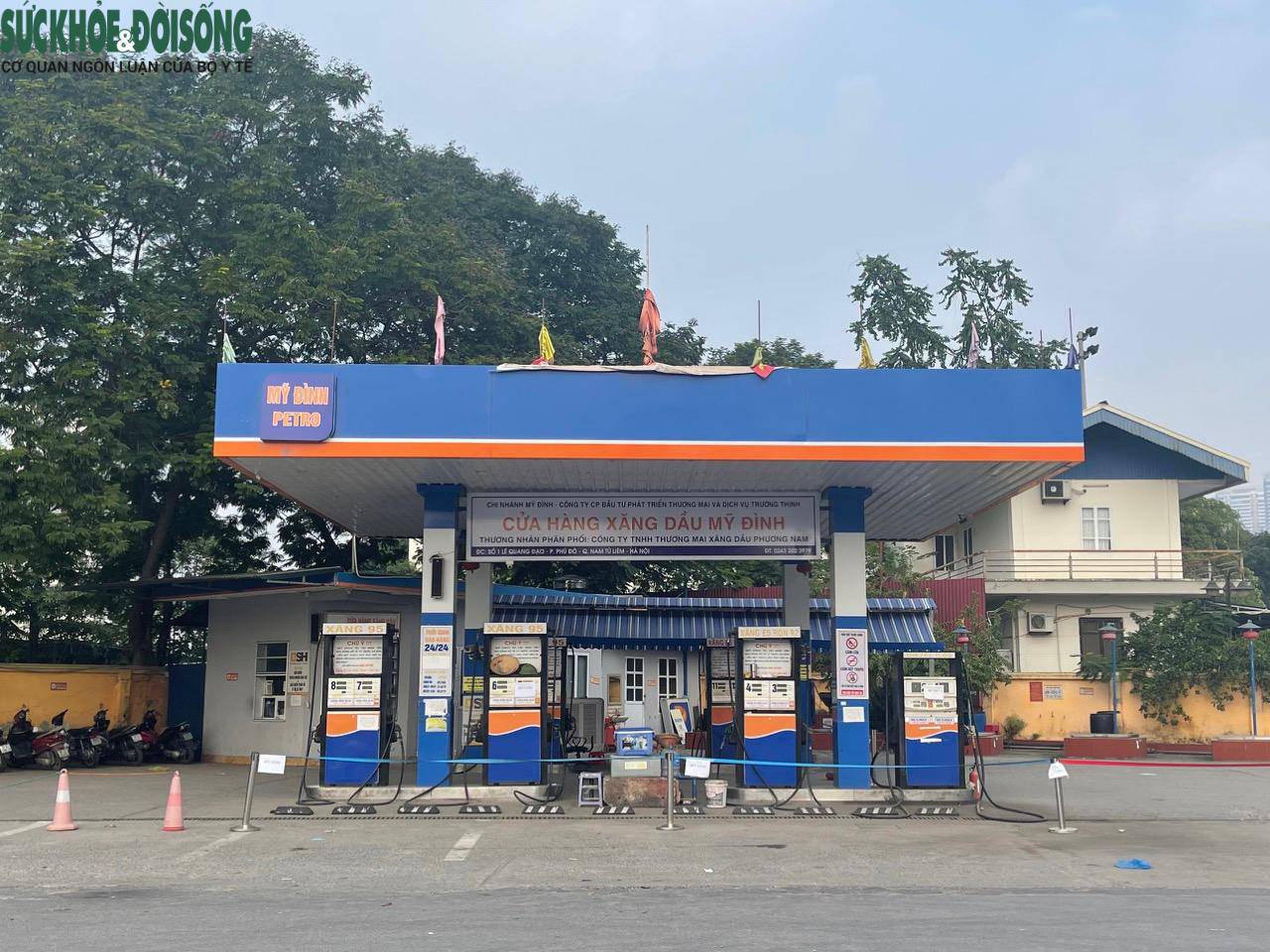 Theo ghi nhận của phóng viên, 14h30 ngày 8/11 tại cây xăng Mỹ Đình đường Lê Quang Đạo, phường Phú Đô, quận Nam Từ Liêm, TP. Hà Nội treo biển hết hàng, khiến người muốn mua xăng gặp khó khăn. Không ít người qua đây đổ xăng đành ngậm ngùi quay về.