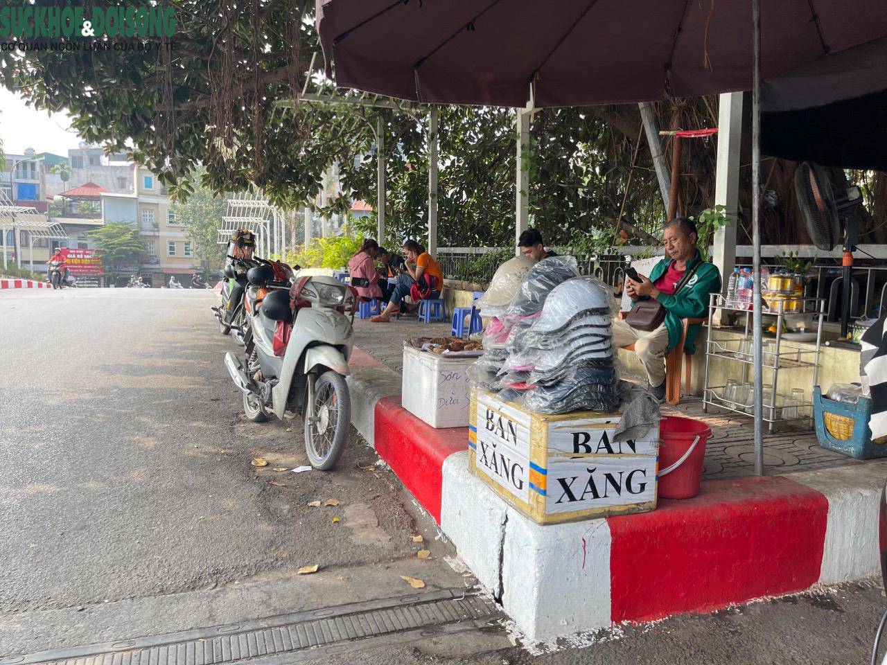 2 quán trà đá cạnh nhau ở Cầu Cót, đường Láng, phường Láng Thượng, quận Đống Đa, TP. Hà Nội treo biển bán xăng. Qua tìm hiểu, xăng ở đây được rót sẵn trong chai nhựa có dung tích 500ml.