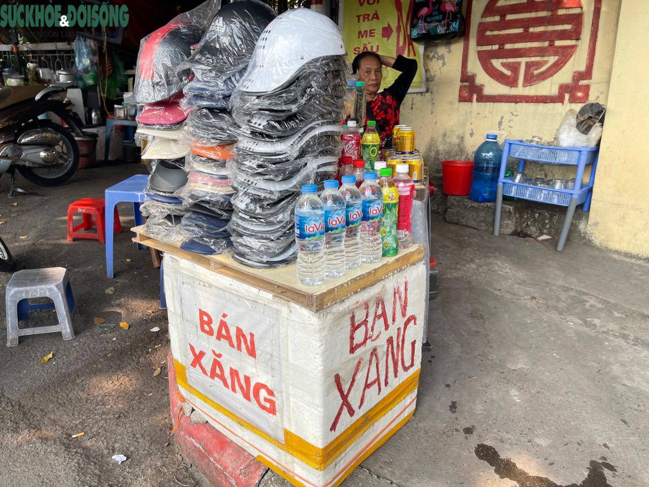 Trước thực trạng khan hiếm xăng dầu mấy ngày qua, TP. Hà Nội xuất hiện nhiều quán trà đá, tạp hoá,... tranh thủ kinh doanh thêm xăng dầu lẻ nhằm kiếm thêm thu nhập.