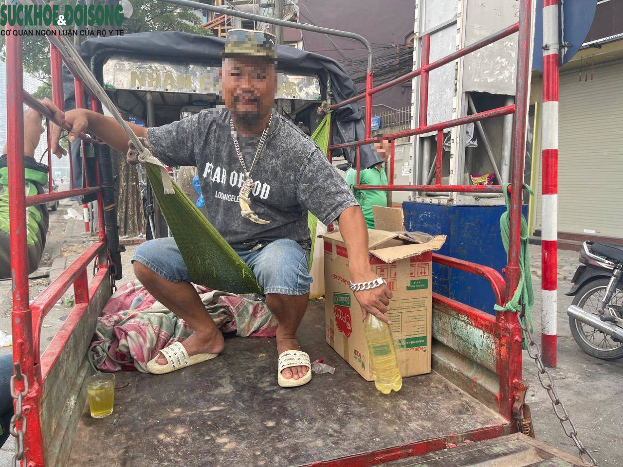 Lái xe ba gác cũng tranh thủ bán xe xăng lẻ