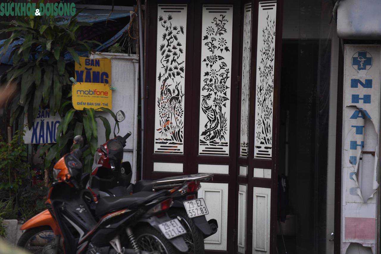 Pháp luật không có qui định cấm người tiêu dùng mua xăng bằng chai, can đem về. Bởi xăng dầu không chỉ phục vụ phương tiện đi lại như xe ô tô, xe máy… mà rất nhiều hộ kinh doanh nhỏ lẻ có thể dùng để chạy động cơ như vận hành máy xay sát tại nhà, chạy ghe, thuyền tại vùng sông nước và rất nhiều loại động cơ khác… Song xăng dầu là mặt hàng đặc biệt và là ngành kinh doanh có điều kiện nên việc kinh doanh xăng dầu phải tuân thủ quy định của pháp luật, phải đăng ký với cơ quan quản lý nhà nước và được cấp phép. Mặt khác, người kinh doanh buôn bán, vận chuyển xăng dầu phải đáp ứng nhiều quy định về kho chứa, phòng cháy – chữa cháy, chất lượng, nhân viên; pháp luật nghiêm cấm tích trữ để đầu cơ mua bán lại xăng dầu trái phép để kiếm lời.