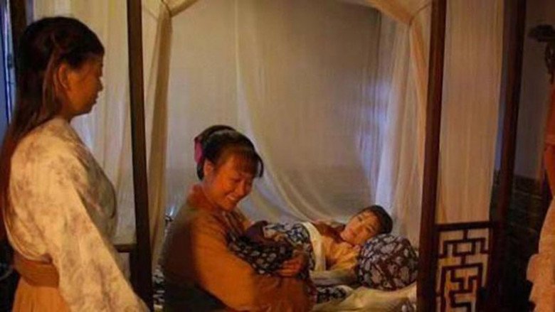Thời xưa thai phụ sinh con tại nhà và người nhà cấp tập mời bà đỡ đến hỗ trợ việc sinh nở (Ảnh minh họa)