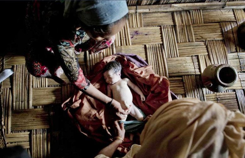 Để tránh cho trẻ sơ sinh bị nhiễm phong hàn do nước lạnh, các bà đỡ thời xưa cũng cần nước nóng để lau chùi sạch các vết máu, vết bẩn còn dính trên em bé khi vừa chào đời. (Ảnh minh họa)