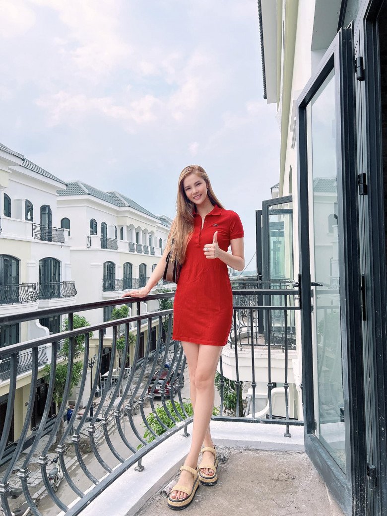 Vốn là người mẫu, diễn viên sở hữu vóc dáng đẹp, Kỳ Hân theo đuổi hình ảnh gợi cảm. Tuy nhiên sau khi kết hôn và làm mẹ, chân dài miền Tây tiết chế sexy, ăn mặc kín đáo hơn.
