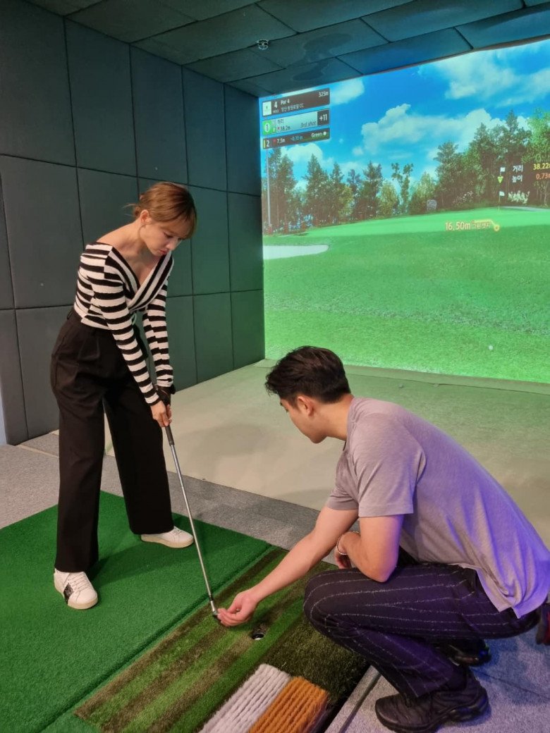 Tập thể dục hay đi đánh golf, Hari Won cũng chẳng chịu mặc váy ngắn khoe chân hay đồ bó sát mà kín đáo quá mức.