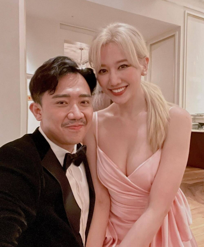 Hari Won trước đây được biết đến là mỹ nhân nhận được sự ủng hộ của ông xã Trấn Thành về phong cách ăn mặc. Cô được nhận xét là đã có màn F5 phong cách ấn tượng từ khi về chung 1 nhà với nam MC nổi tiếng.