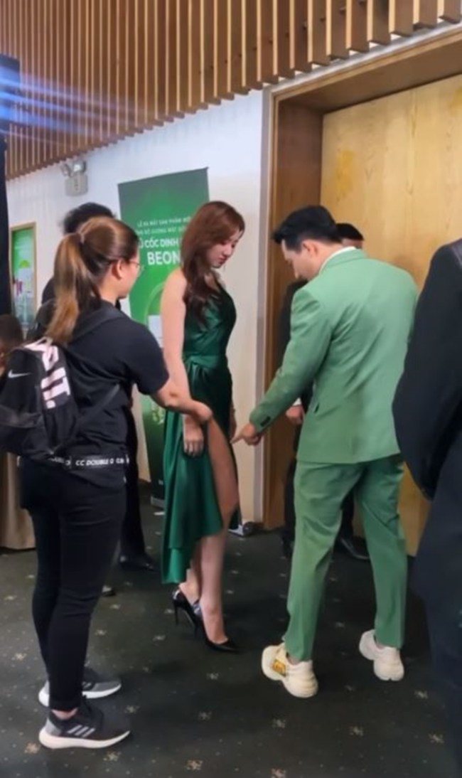 Tuy nhiên, một lần cùng chồng tham gia sự kiện giải trí, cô chọn đầm lệch vai, xẻ cao khoe đôi chân thon thả. Cụ thể ở hậu trường, Trấn Thành đã chỉ trỏ vào đôi chân bà xã. Nhiều người đồn đoán nam MC ghen vì thấy vợ mặc quá gợi cảm, tuy nhiên cũng có ý kiến cho rằng anh chỉ đang trêu đùa một chút.