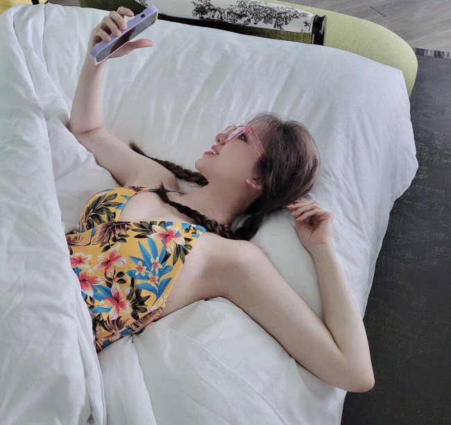 Hari Won vốn có làn da trắng chuẩn gái Hàn và vóc dáng rất gợi cảm. Cô chăm chỉ thể dục thể thao và do đó, một số khoảnh khắc diện áo khoét sâu khoe lấp ló vòng ngực 92cm khiến dân mạng ngỡ ngàng.