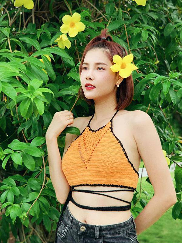 Cô nàng từng đăng tải hình ảnh mặc áo hai dây sang chảnh và hài hước viết: Diện áo hai dây mà chồng cũng cấm... sợ thật sự.