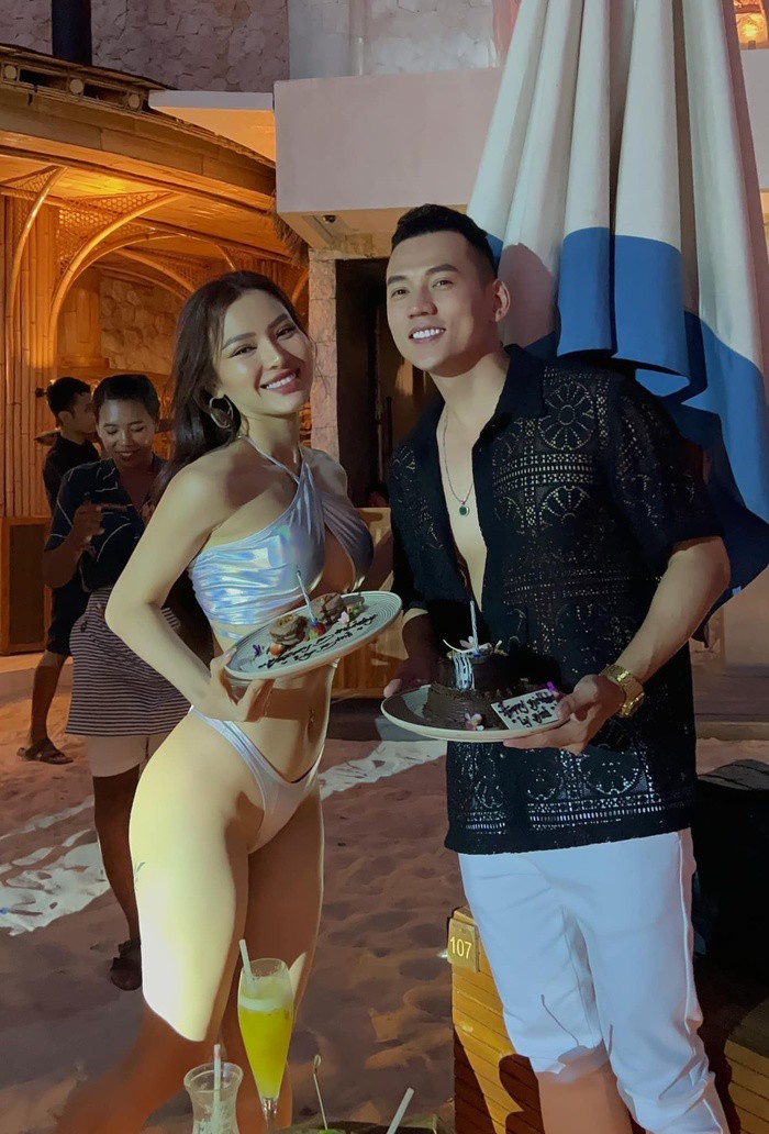 Từng được biết đến là mỹ nhân dám mặc hở của showbiz Việt, sau khi kết hôn, người đẹp lại càng táo bạo hơn. Chính vì vậy, cô nhiều lần nhận về ý kiến trái chiều của khán giả.