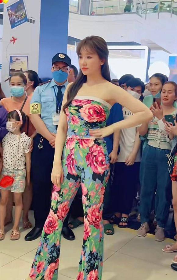 Tham dự các sự kiện vắng bóng ông xã Trấn Thành, nữ ca sĩ xuất hiện với trang phục màu sắc lạ, form dáng ôm sát cơ thể và tinh tế.