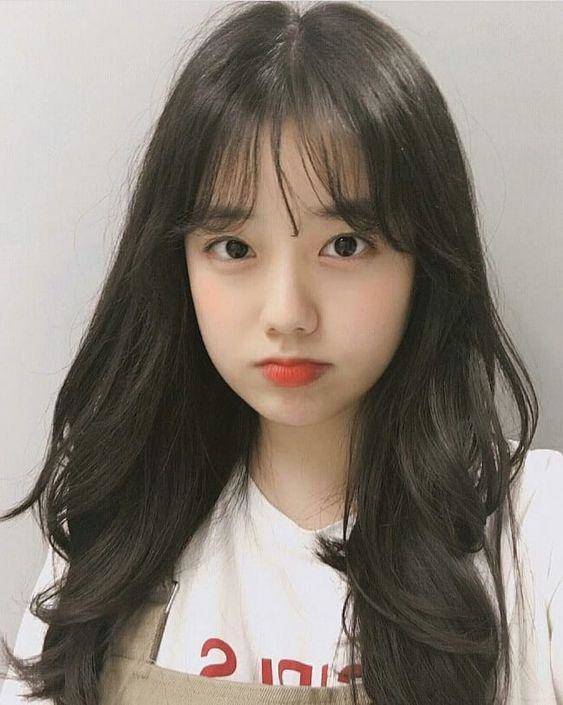 Ngoài mang tới vẻ đẹp ngọt ngào, mong manh, tóc mái thưa còn là trợ thủ đắc lực giúp nàng khắc phục khuyết điểm trán cao hiệu quả. Gương mặt bạn trông hài hoà hơn nhờ những lọn tóc che bớt phần trán.