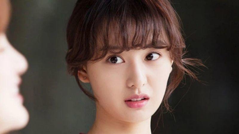 Hơn nữa, phần tóc mái xoăn nhẹ cá tính phù hợp với nàng thích phong cách điệu đà quyến rũ. Chẳng phải nắng nhưng bạn luôn “thiêu đốt” mọi ánh nhìn.