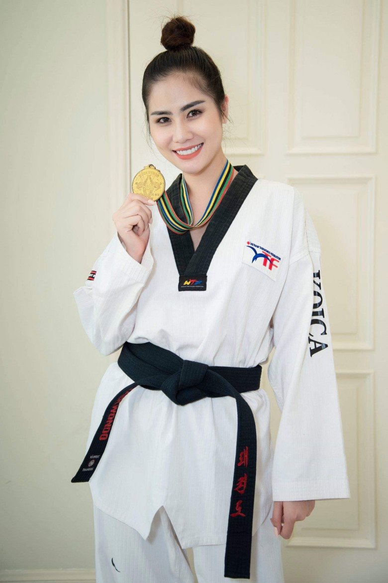 Con gái HCV Vovinam của Ngọc Diễm: 12 tuổi có amp;#34;cặp chân đôi đũaamp;#34;, góc nghiêng tây như mẹ - 17