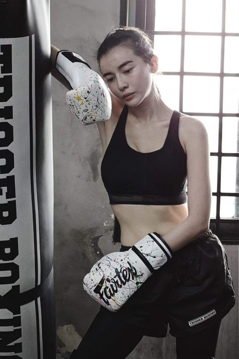 Á hậu Hoàng Hạnh, Khả Ngân và Cao Thái Hà là những cô nàng giỏi võ có tiếng cũng như sở hữu thân hình chuẩn chỉnh nhất nhì trong làng giải trí Việt. Đôi khi, họ còn tập cả boxing để nâng cao hiệu quả siết dáng.