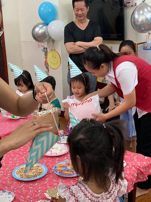 Hồ Ngọc Hà, Kim Lý đến trường mẫu giáo làm sinh nhật cho Lisa Leon, nhìn kỹ mâm tiệc thật giản dị - 7