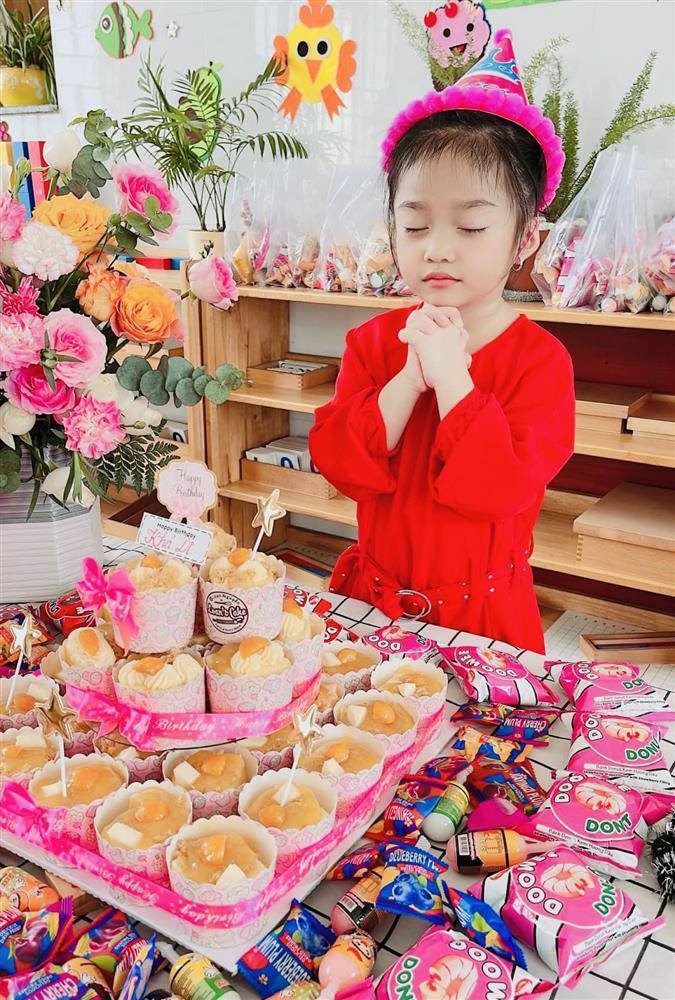 Hồ Ngọc Hà, Kim Lý đến trường mẫu giáo làm sinh nhật cho Lisa Leon, nhìn kỹ mâm tiệc thật giản dị - 8
