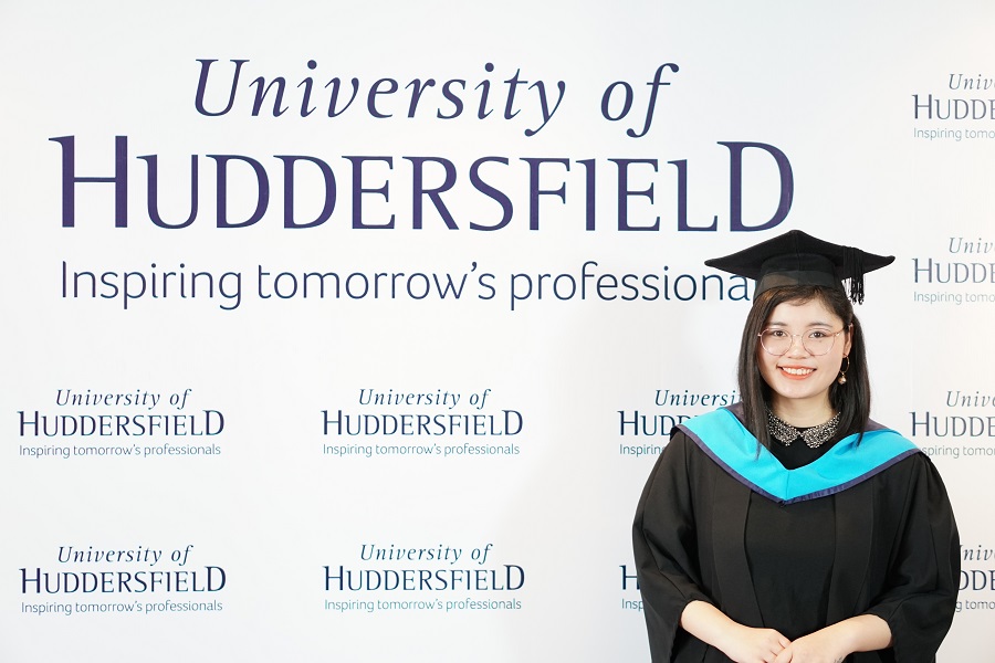 Chị tốt nghiệp bằng xuất sắc thạc sỹ giảng dạy tiếng Anh tại trường Huddersfield, ngôi trường top 4 về Giáo dục tại Anh (The Guardian, 2018)
