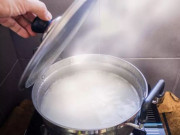 Sức khỏe - Nấu cơm canh đúng lúc mở vung sẽ hứng trọn tinh chất quý, cực tốt cho sức khỏe