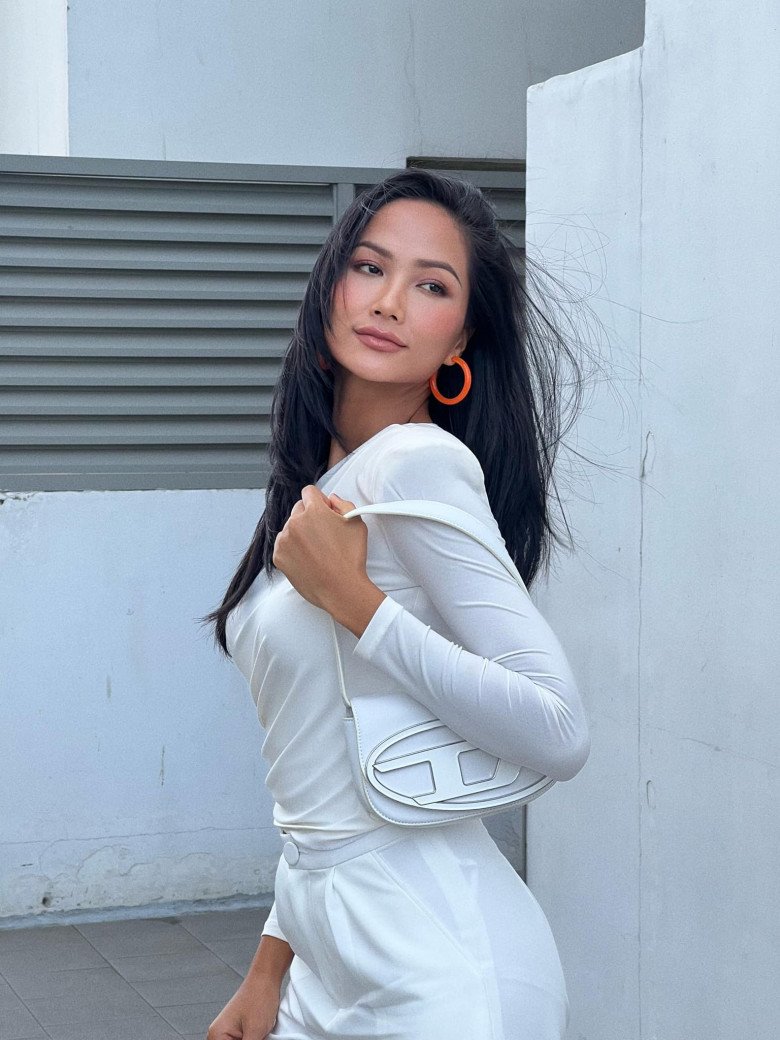 Tóc của chân dài sinh năm 1992 giờ đã dài như này. Cô cắt layer nhẹ nhàng và rẽ lệch ngôi rất sang và dịu dàng. Dường như nàng hậu rất thích độ dài mái tóc hiện tại của mình mà liên tục khoe những khoảnh khắc tóc tung bay trong gió lên trang fanpage hàng triệu lượt theo dõi.