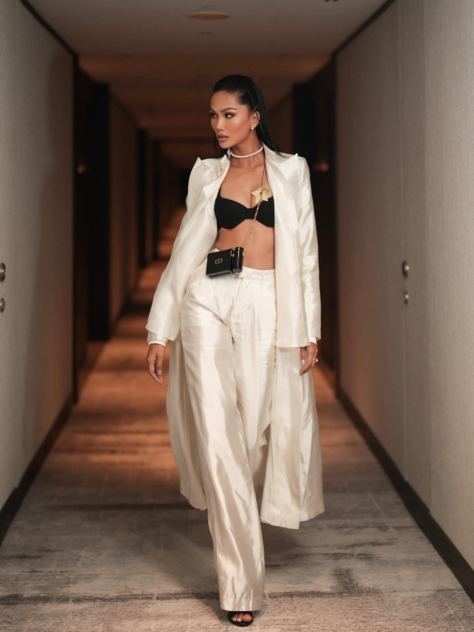 Nhờ có con mắt tinh tế trong khâu làm đẹp đó mà hình ảnh HHen Niê khi đi các sự kiện thời trang tầm cỡ ở nước ngoài thêm phần sang chảnh, thần thái.