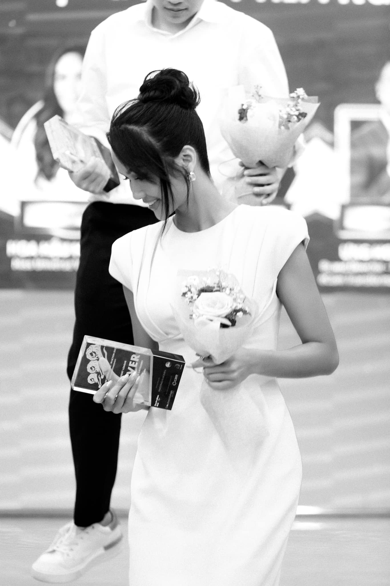 Biến hóa khôn lường với đa dạng phong cách làm đẹp lẫn phục trang, bảo sao đã hơn 5 năm đăng quang, độ hot của cô chưa hề có dấu hiệu thuyên giảm. Cách làm tóc, trang điểm của bóng hồng luôn ăn ý với phục trang mình diện. Được biết, HHen Niê rất ít khi đổi ekip tút tát mà thường chỉ trung thành 1 đội ngũ duy nhất.