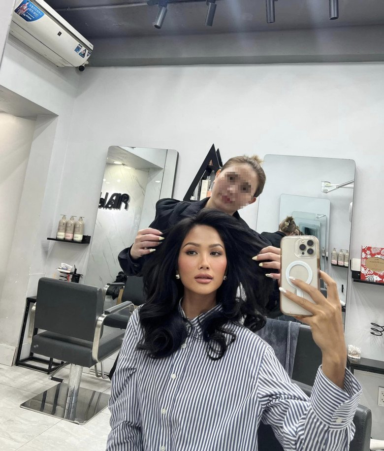 Không nhuộm tóc màu sáng, HHen Niê trung thành với màu tóc đen tự nhiên mà xinh đẹp hết nấc.