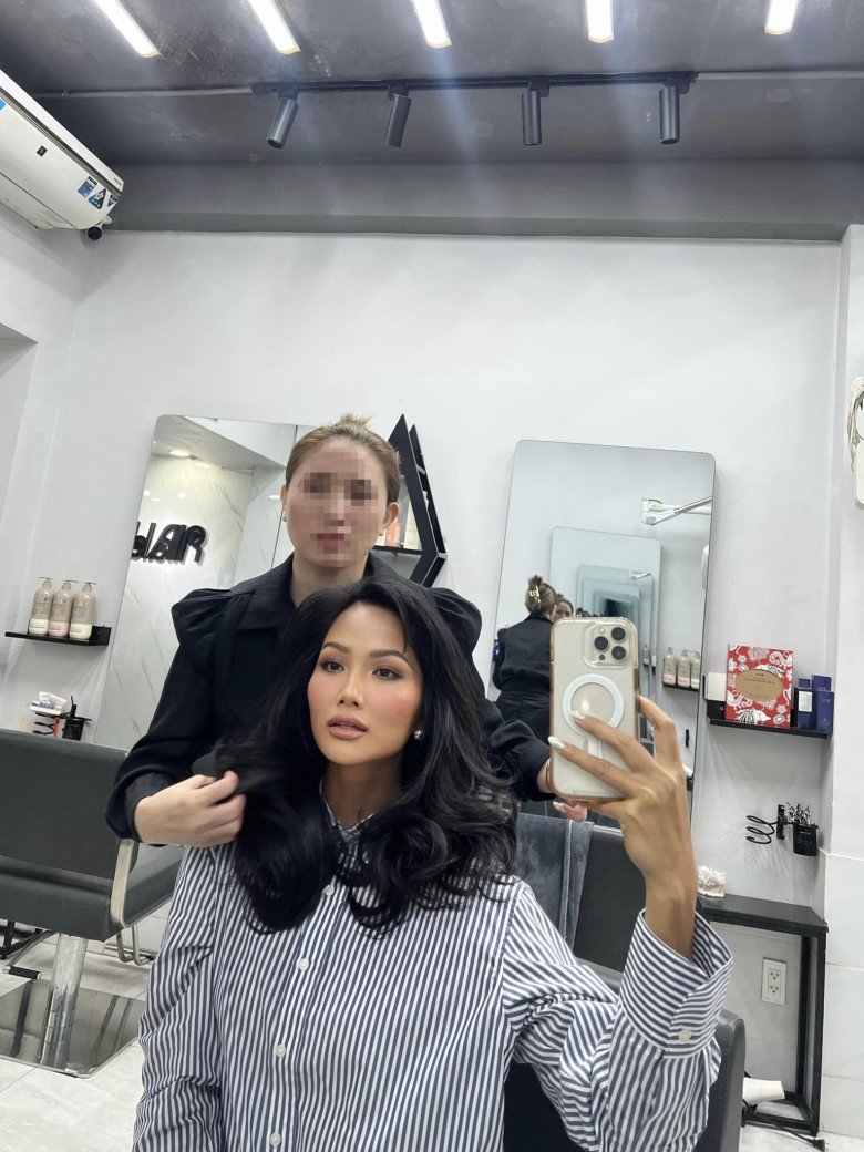 HHen Niê đã nuôi tóc nhiều năm nay và sau nhiều lần cắt, tạo kiểu thì hiện tại, tóc của cô đã dài trên ngực. Người đẹp đi gội sấy và không nhận ra mình sau khi được chăm sóc bởi đội ngũ làm tóc.