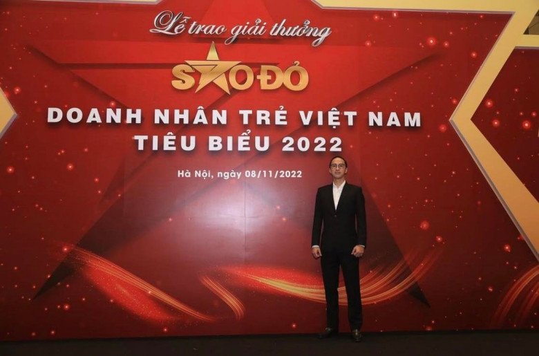 Anh là một trong 10 cái tên được xướng lên là những tấm gương tiêu biểu của thế hệ Doanh nhân trẻ mới trong thời kỳ hội nhập kinh tế quốc tế