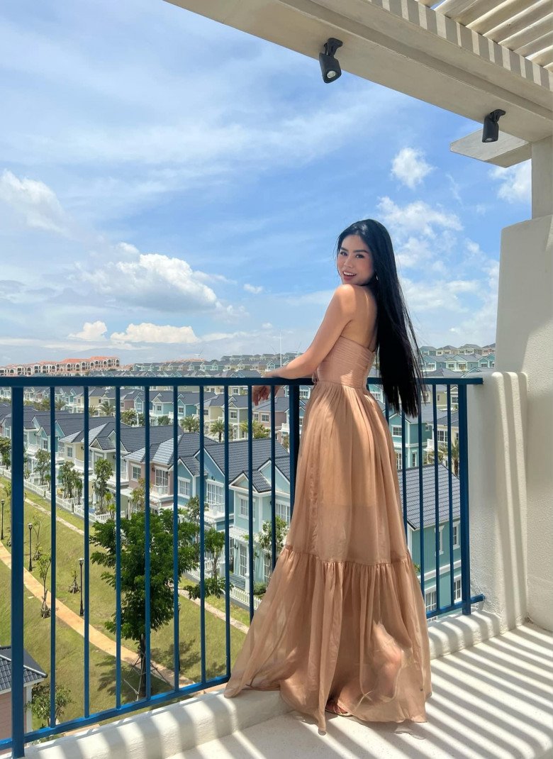 Có chiều cao ấn tượng tận 1m73, Chu Ánh cũng dễ dàng chinh phục những bộ váy dài thượt, không hề trông lùn một khúc.