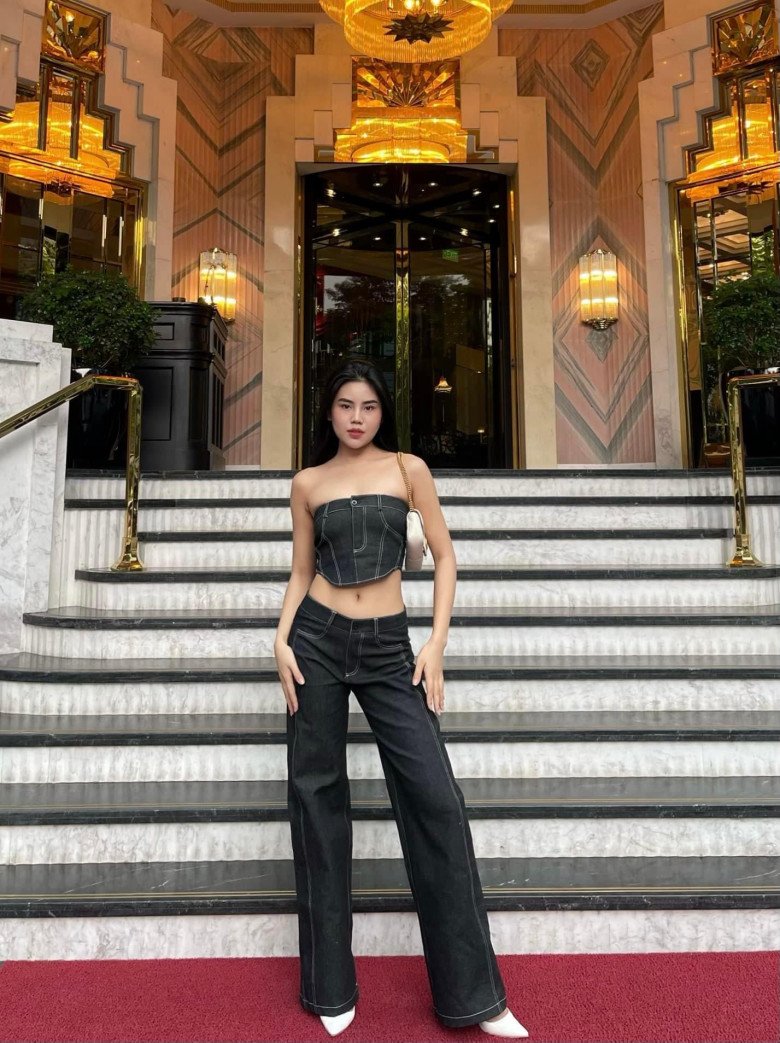 Có lúc, cô nàng diện cả cây đồ với croptop khoe eo và quần ống suông đồng bộ.