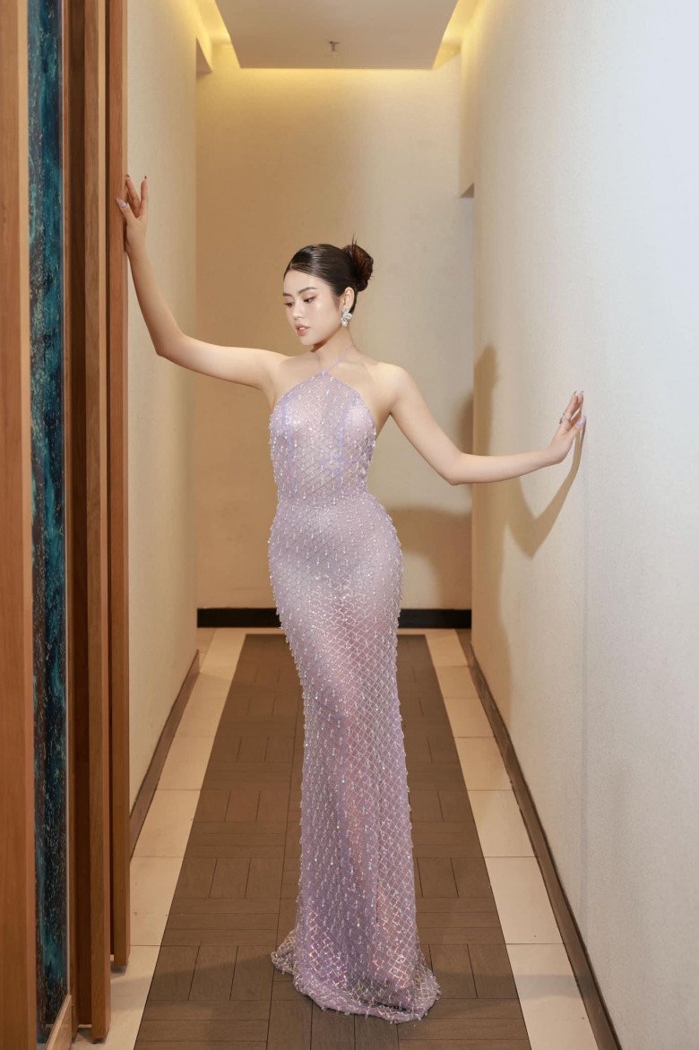 Hầu như những bộ váy dạ hội có đường cut - out đầy thách thức mà cô nàng kết thân đều không thể làm khó được Chu Ánh vì body quá xuất sắc của cô. 