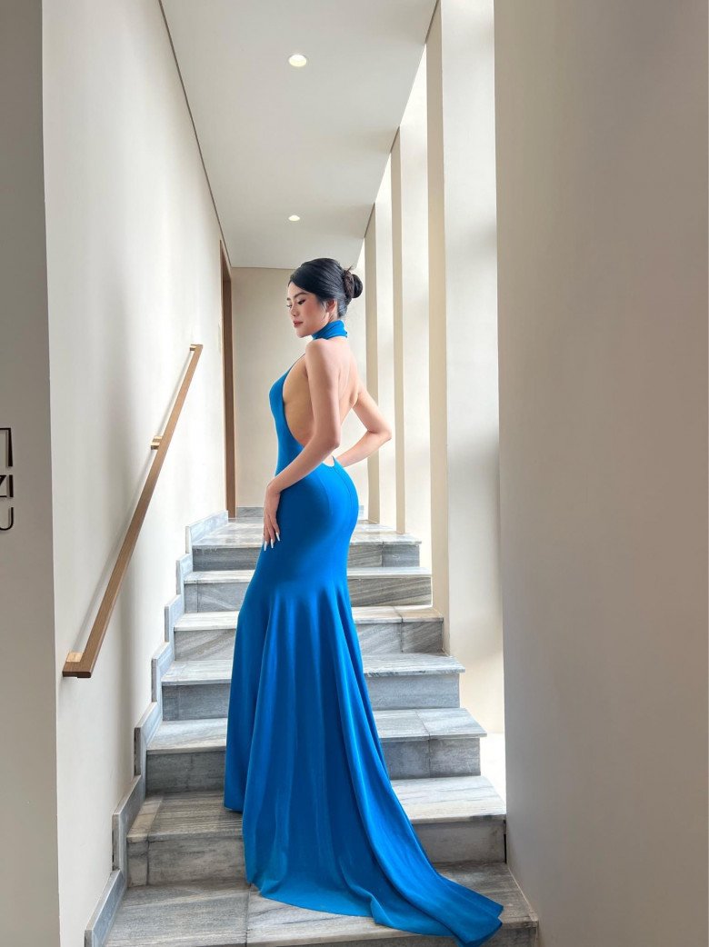 Trong khi đó, với bộ váy xanh dáng đuôi cá có phần khoét lưng trần mạnh tay, mỹ nhân Thanh Hoá thành công làm bật được vòng 3 chạm mốc 95cm “vạn người mê”.