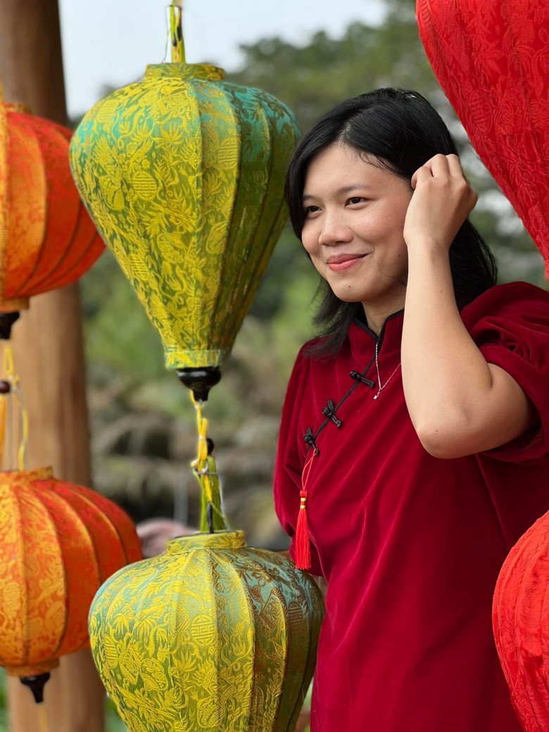 Quả thật, khi biết làm điệu với váy áo và tô điểm gương mặt mình với son môi, Ánh Viên xinh đẹp đến bất ngờ.